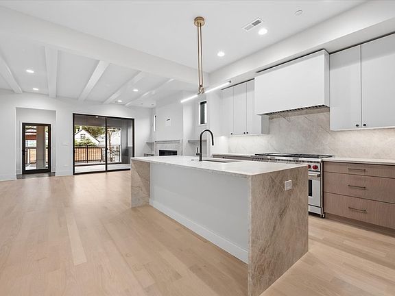 3rd image of 2644 N Lakewood Ave #2N