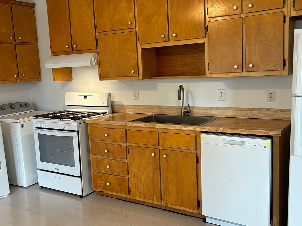 Kitchen. Washer and Dryer Furnished