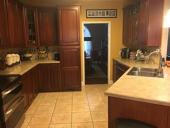 3rd image of 713 Hilltop Ln