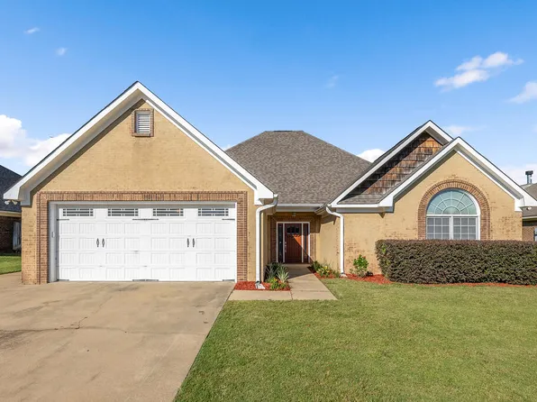 126 Boulder Creek Dr, Smiths Station, AL 36877