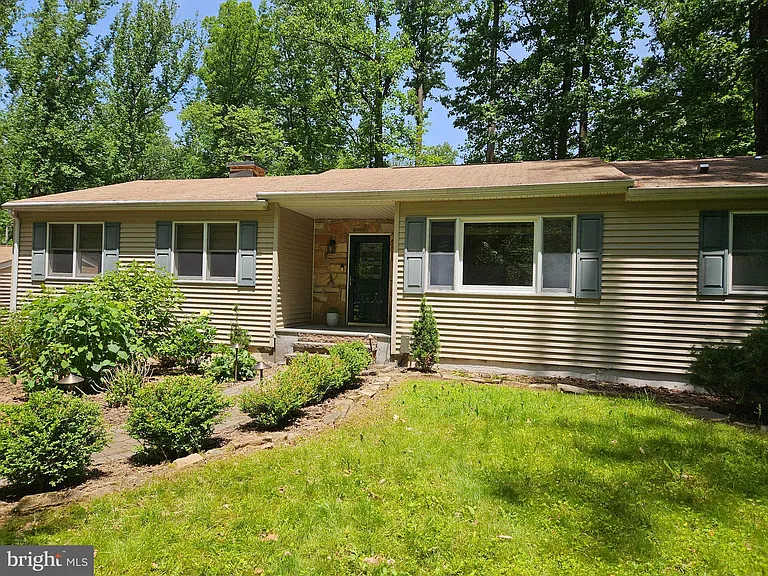 1244 Reed Ln — Photo 2