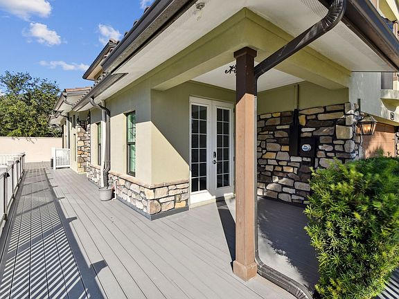 2nd image of 21000 Isola Bella Cir