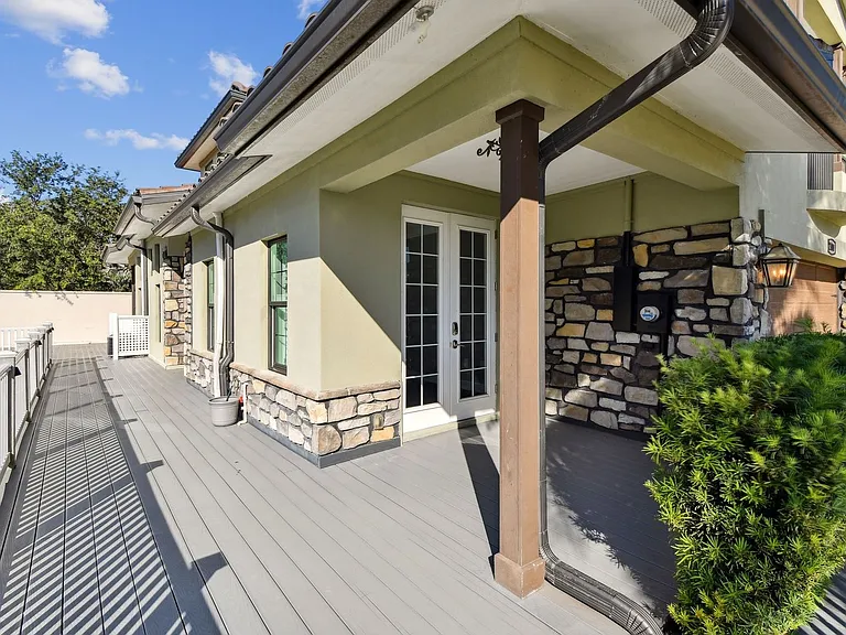 21000 Isola Bella Cir — Photo 2