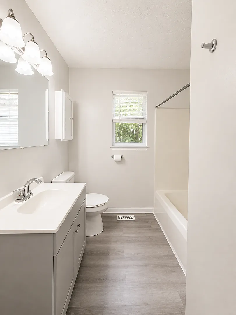 Spacious 4 Bedroom Home | Trash & Lawn Care Included | $1,300/Month — Photo 4
