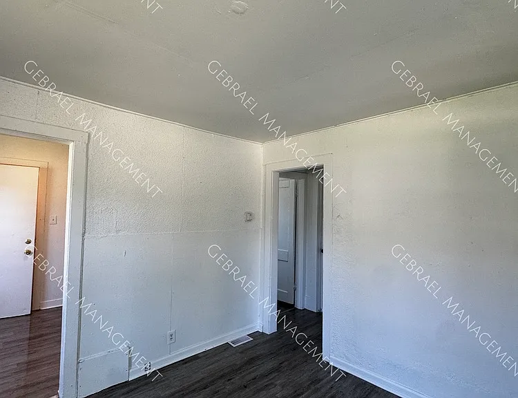 3133 Woodrow Ave — Photo 2