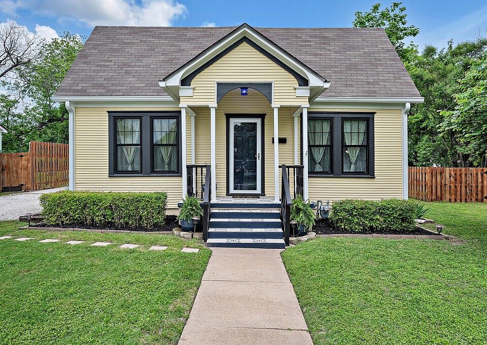 1st image of 806 E Texas Ave