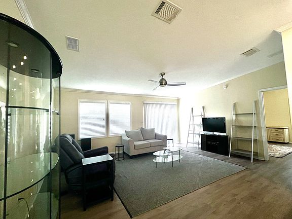 4th image of 308 Holland St