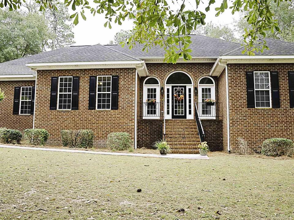 1st image of 221 Wellington Cir