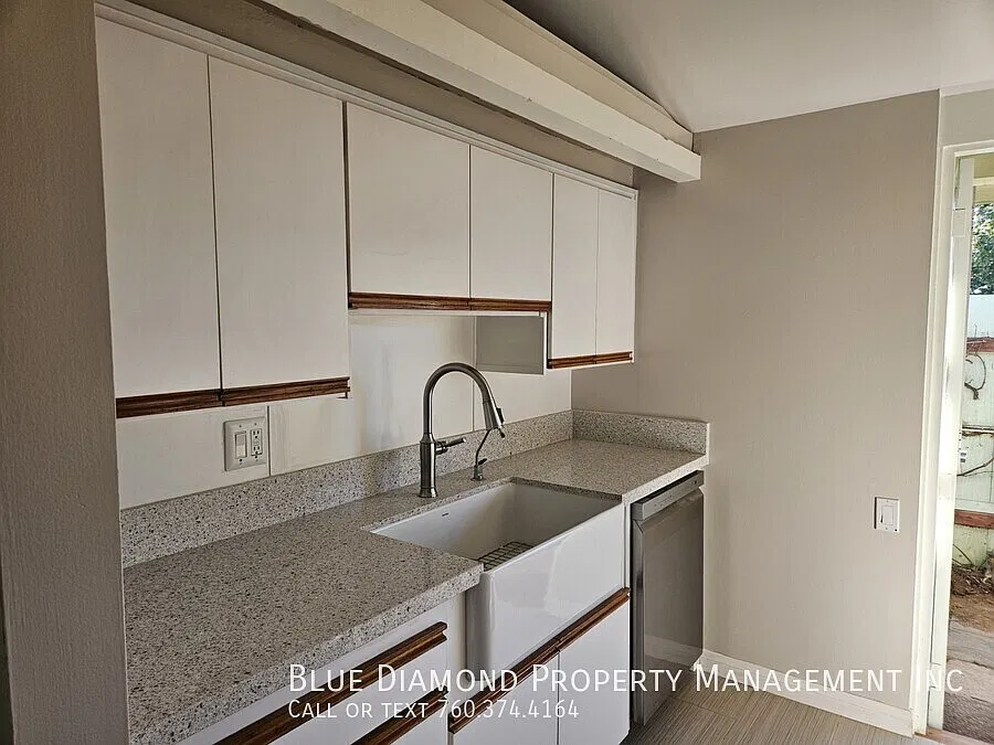 Upgraded 3 BR, 2 BA on oversized lot — Photo 4
