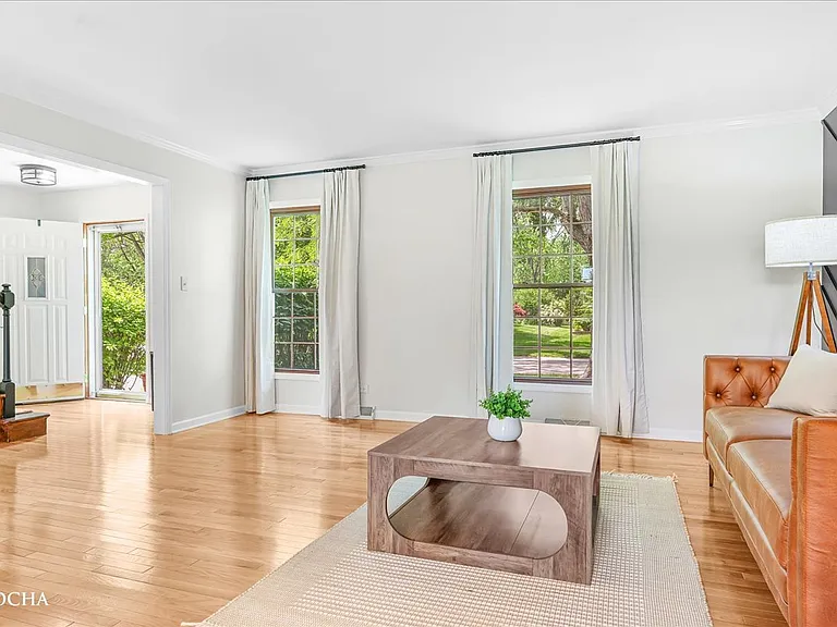 1012 Bainbridge Dr — Photo 5