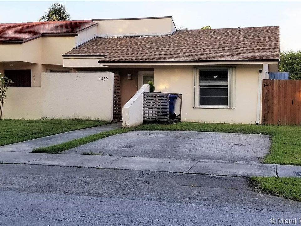 1st image of 1439 SW 104th Pl Unit 1439