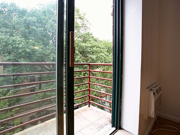 3rd image of 172 Scholes St APT 3A