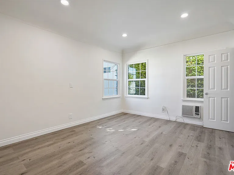 228 S Reeves Dr #D — Photo 7