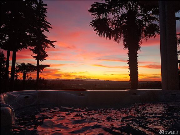 Hot tub views of the Olympics! Welcome home!