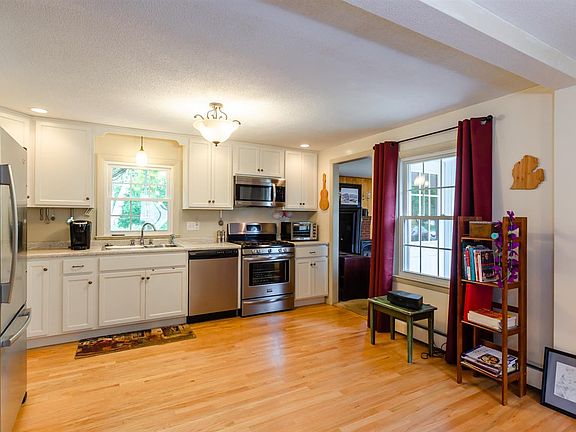 4th image of 10 Beausite Dr