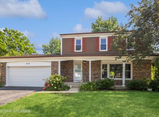 810 Brandywine Dr, Roselle, IL 60172