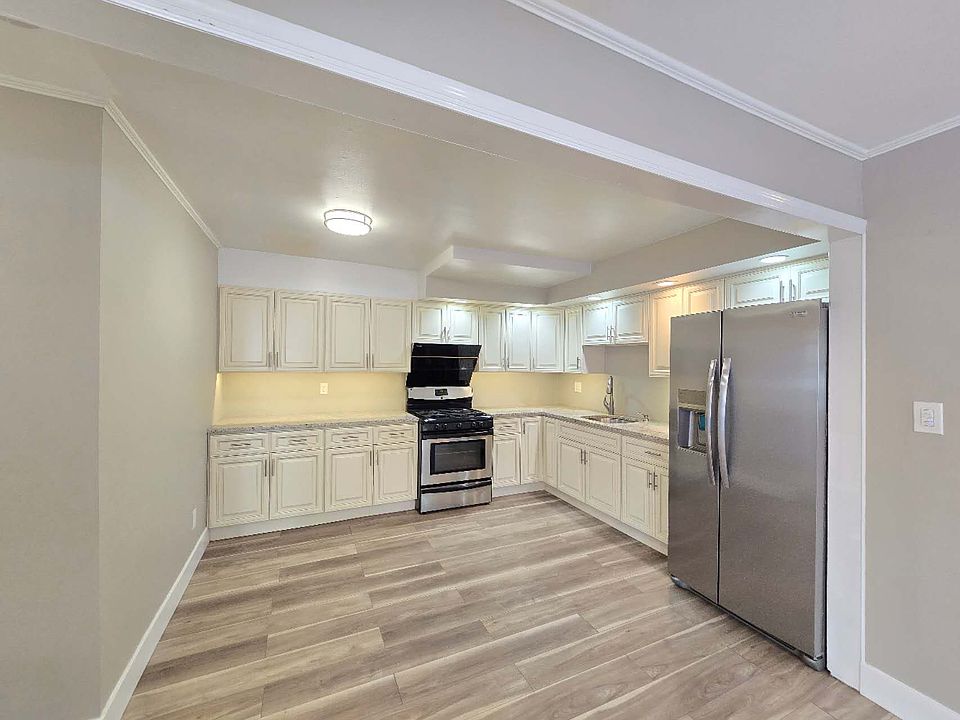 1st image of 304 Sandalwood Dr #1R