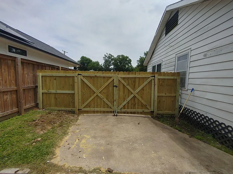 2404 Avenue E — Photo 9