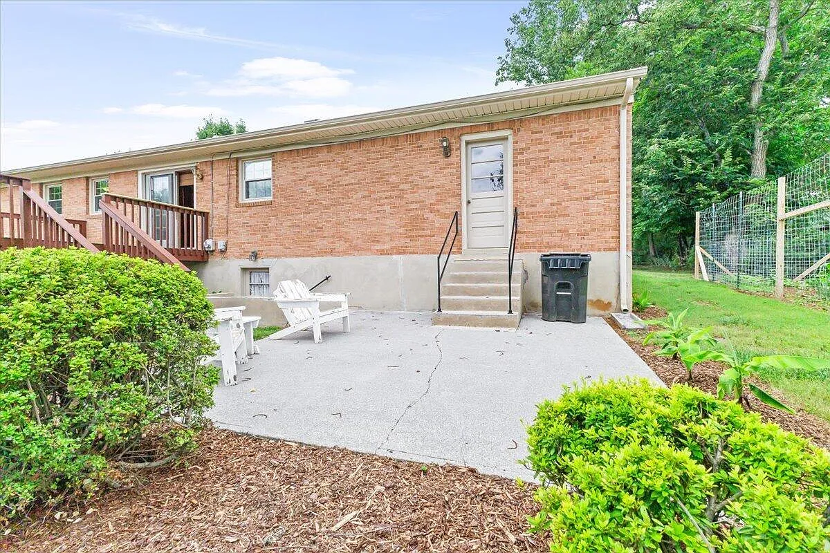 3 bed, 2.0 bath, 1725 sqft, $2,295 — Photo 2