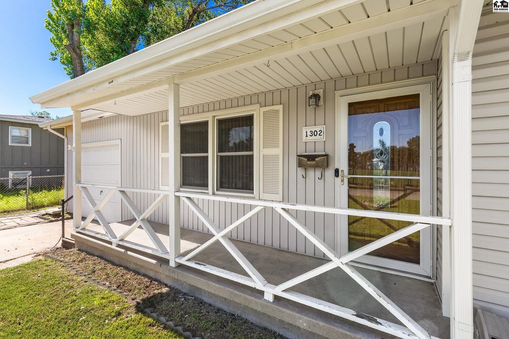 1302 E 13th Ave, Hutchinson, KS - View 3