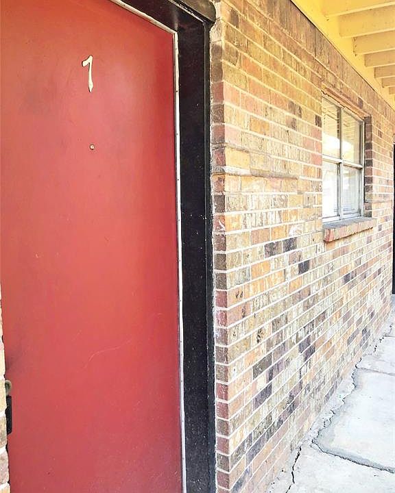 1st image of 913 University Ave APT 7