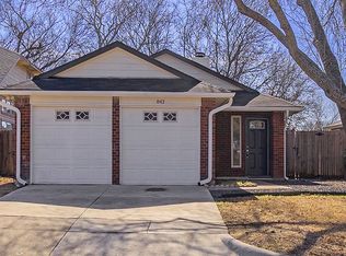 843 Prairie Creek Dr, Grand Prairie, TX 75052
