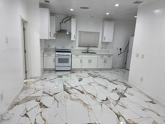 2nd image of 13756 Cypress St