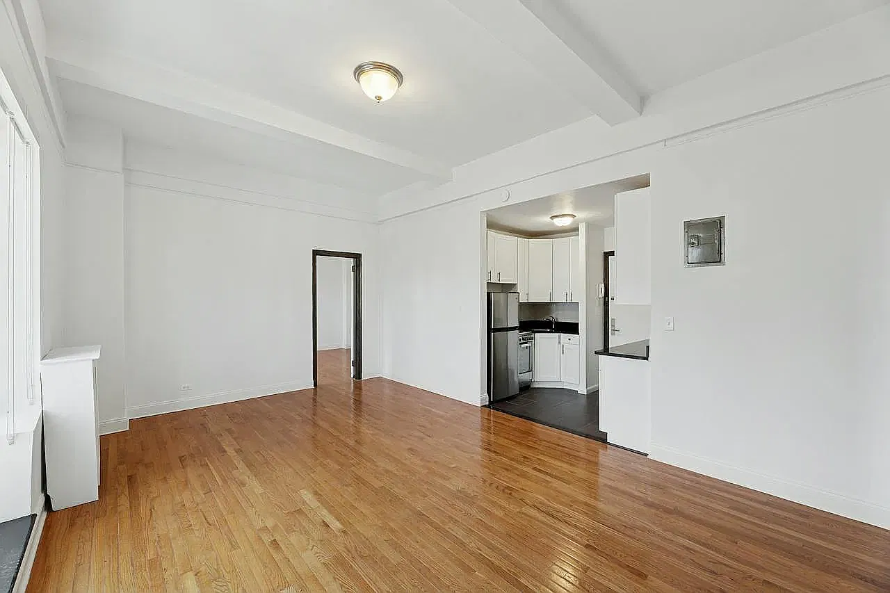 208 W 23rd St — Photo 4