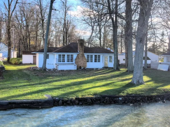 3877 England Dr, Shelbyville, MI 49344