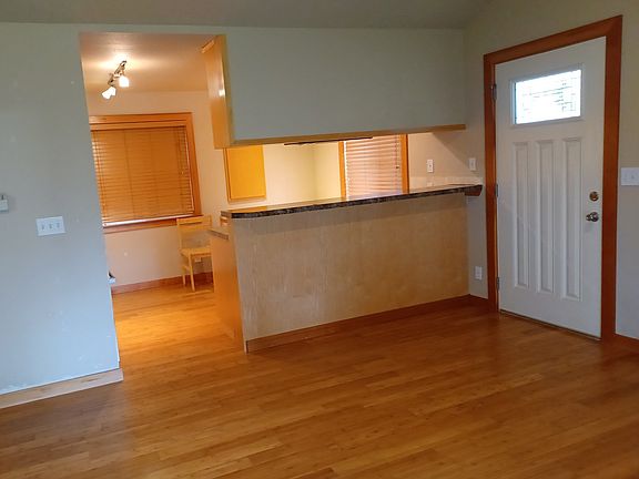 5th image of 3613 E McLoughlin Blvd