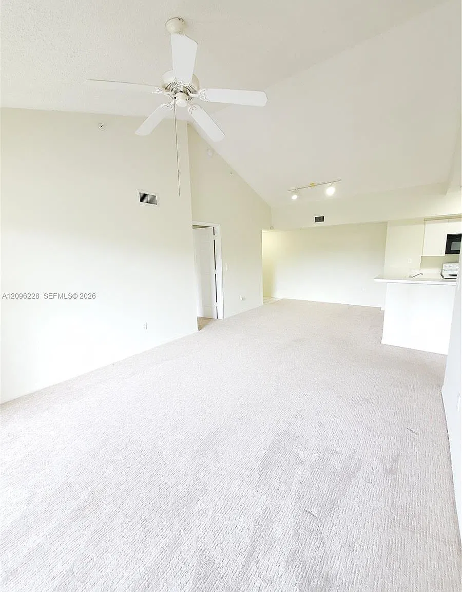 Royal Grand Condo — Photo 4