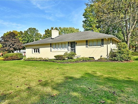 2nd image of 930 Crestwood Dr