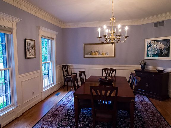 4th image of 9 Surrey Hill Ln
