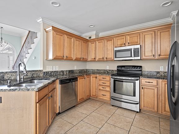 3rd image of 1601 Pickford Ln