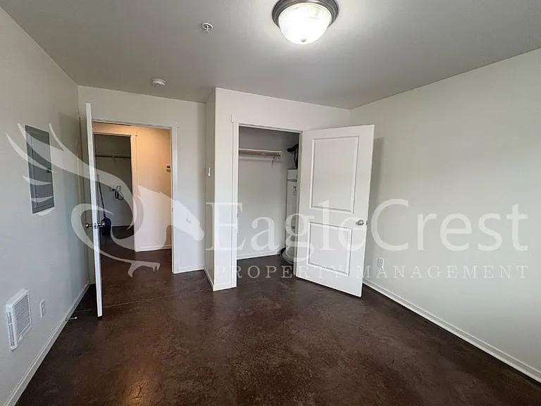 942 NE Spitzenburg St — Photo 47