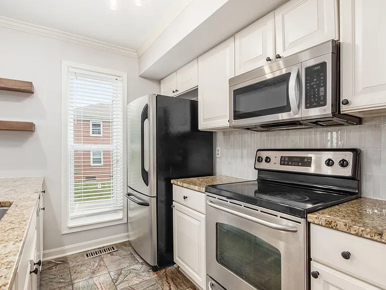 1589 Arlington Ave — Photo 13