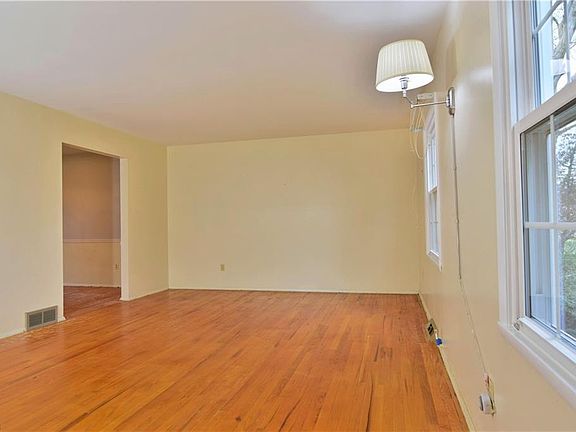 3rd image of 9052 Chalfonte Dr NE