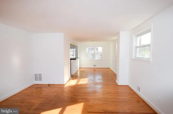 1127 Deanwood Rd — Photo 3