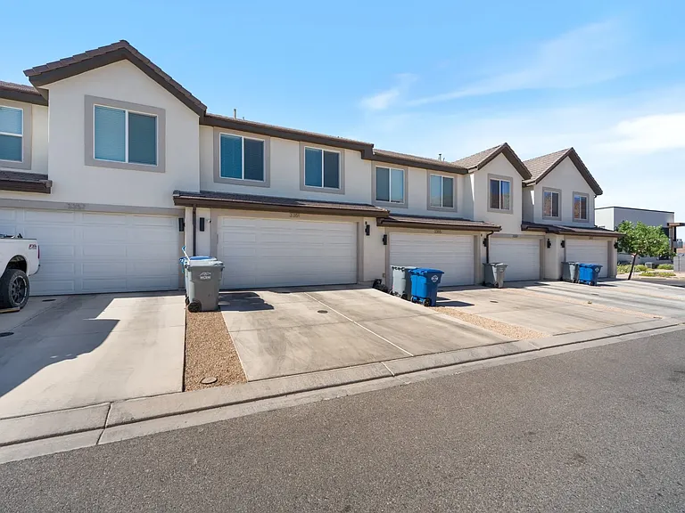 3361 E Elkhorn Ln — Photo 3
