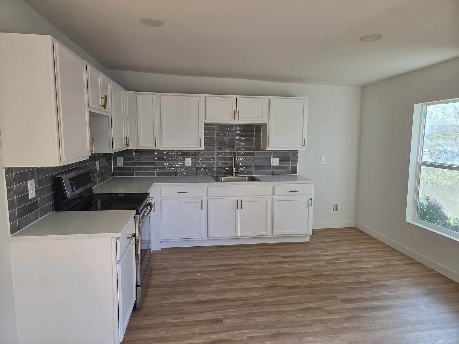 4 bed, 1700 sqft, $2,050 — Photo 2