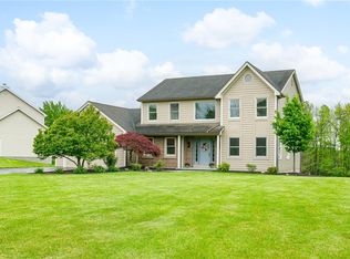 15 Kerry Hl, Fairport, NY 14450