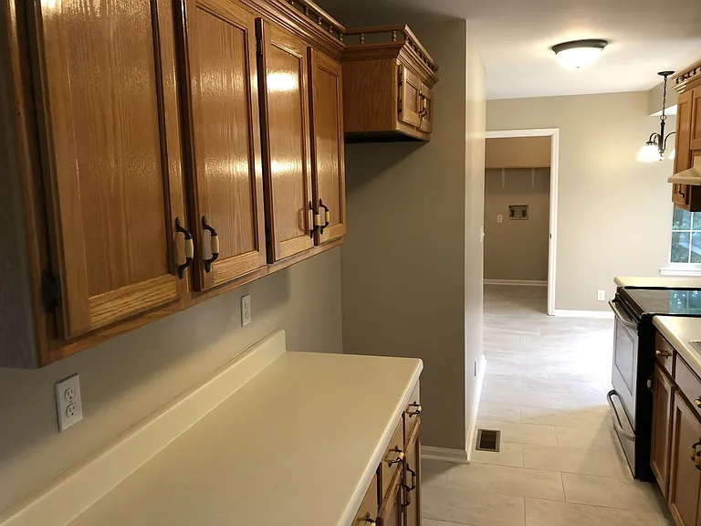 314 Castlewood Dr — Photo 4
