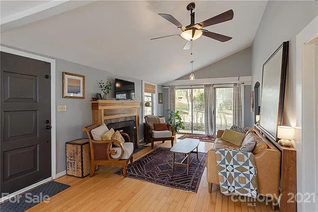 2 bed, 1325 sqft, $1,995 — Photo 2