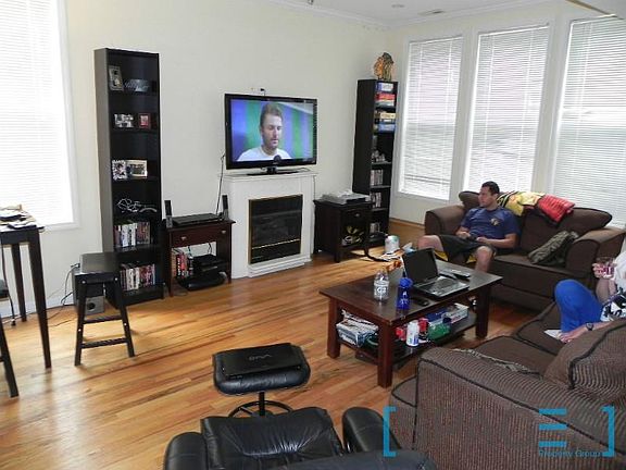 4th image of 1741 W Melrose St #Ch2