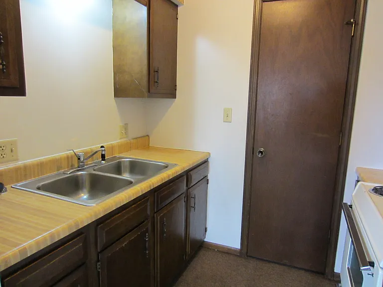 (617-629 East Grand)The Next Best Thing To Campus Housing!! — Photo 17