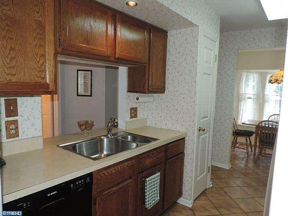3rd image of 652 Danbury Ct
