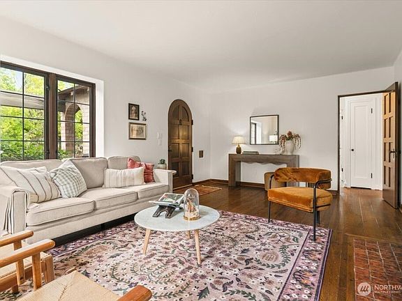 4th image of 2459 24th Avenue E