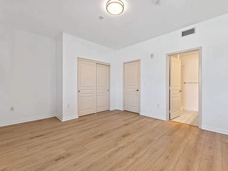 13439 Burbank Blvd — Photo 13