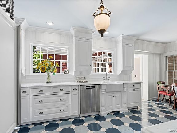 5th image of 42 Hillcrest Avenue