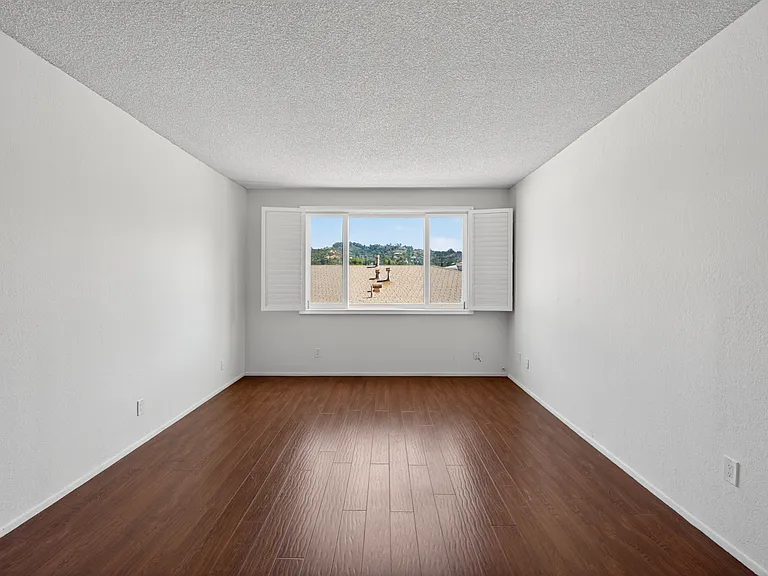 Woodman Ave Apartments — Photo 43